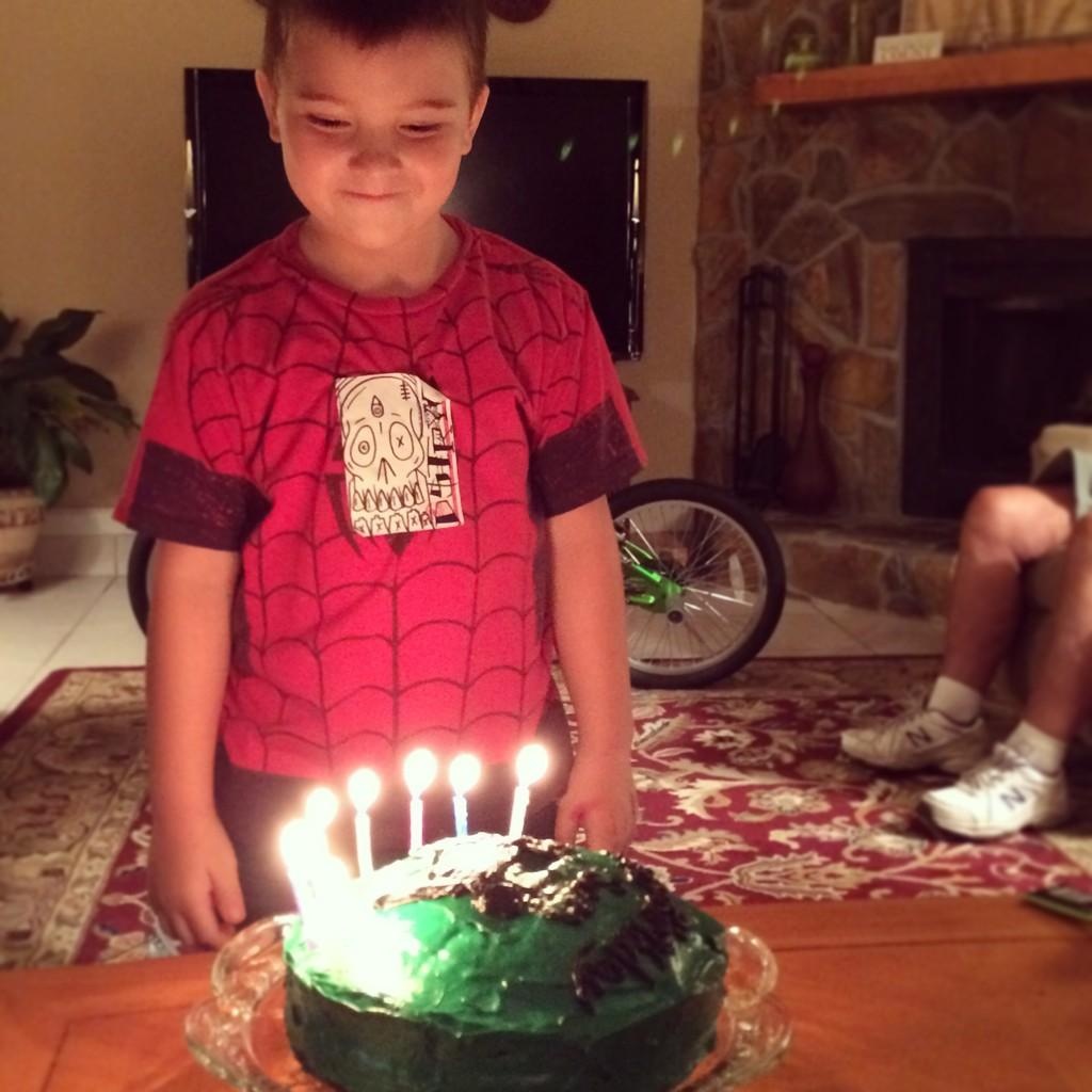 Cậu nhóc trong tiệc sinh nhật 8 tuổi tại gia đình. Sam vẫn giữ được nét dễ thương và kháu khỉnh.