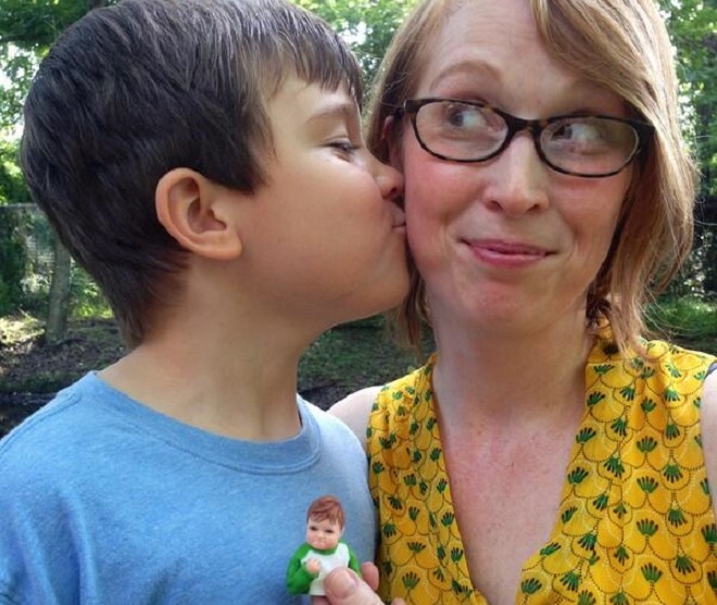 Bức ảnh Sam Griner chụp cùng mẹ và bức tượng tí hon của chính mình.