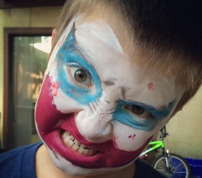 Như nhiều đứa trẻ cùng lứa, Sam rất nghịch ngợm. Cậu hóa trang làm một chú hề độc ác trong lễ Halloween năm ngoái.