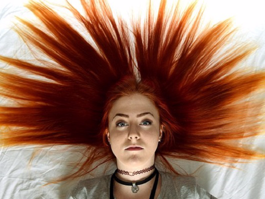 Nu sinh 17 tuoi phai thoi hoc vi mau toc qua sang hinh anh