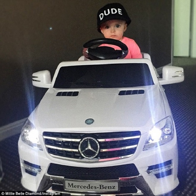 Millie bên chiếc xe Mezcerdes-Benz của mình.