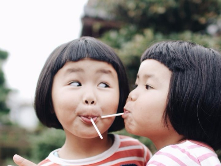 Hinh anh dang yeu cua hai be sinh doi Nhat Ban hinh anh