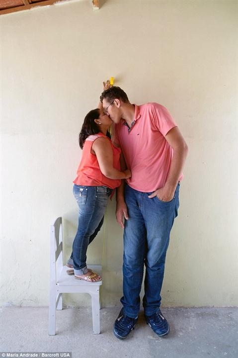 Jolison chụp cùng Evem, vợ mới cưới của mình