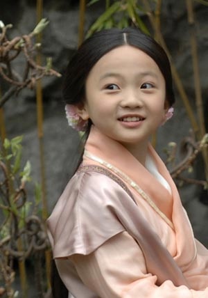 Diệu Khả học vũ đạo và thanh nhạc từ nhỏ. Cô bé có đôi mắt tinh nhanh sớm bộc lộ tài nghệ thuật thiên phú. Lên 6 tuổi, em may mắn diễn chung trong một clip quảng cáo với “én nhỏ” Triệu Vy. 8 tuổi, lần đầu tiên em xuất hiện trong phim “Khoan thứ”. Em cũng tham gia nhiều phim nổi tiếng khác như 37, Mỹ nhân tâm kế... Ảnh: Xinhua News.