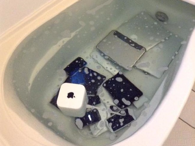 Co gai nem iMac, iPad cua ban trai vao bon tam hinh anh