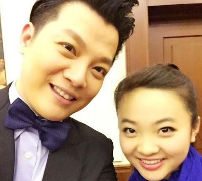 Theo Netease Arts, mới đây, người dẫn chương trình kênh CCTV nổi tiếng Lu Yu đăng hình chụp cùng Diệu Khả với lời tựa: “Được gặp Tiểu Khả đáng yêu của ngày nào. Giờ đây cô đã trở thành một thiếu nữ xinh đẹp và rạng rỡ!” . Ảnh: Netease Arts.