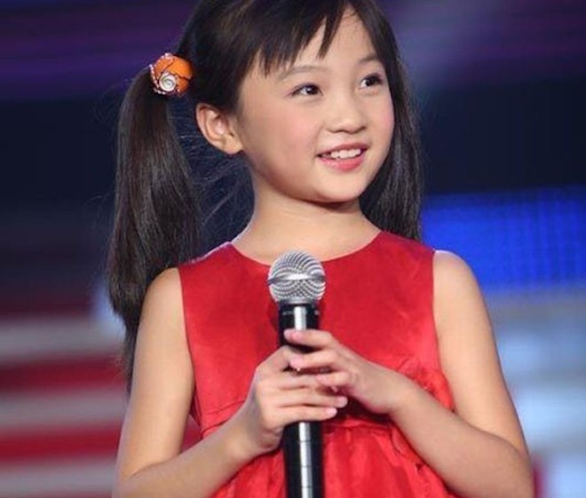 Lâm Diệu Khả (15 tuổi, người Trung Quốc) được người hâm mộ săn đón từ ca khúc Ca xướng Tổ quốc trong lễ khai mạc Olympics Bắc Kinh hè 2008.  Được mệnh danh “thiên thần biết cười” , công chúa nhỏ ngày càng chứng tỏ năng khiếu diễn xuất. Ảnh: Wang Chao.