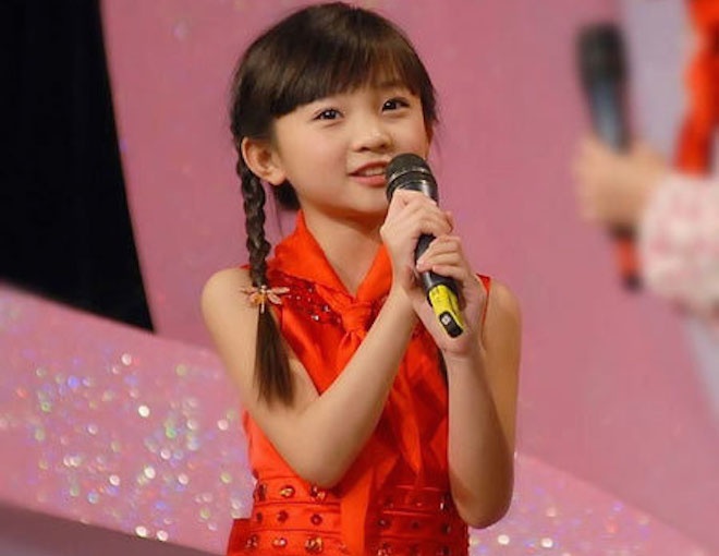 Gương mặt khả ái lanh lợi của thiên thần 9 tuổi khi ấy hấp dẫn hàng triệu người hâm mộ từ khắp nơi thế giới. Trang Weibo cá nhân của em giờ đây thu hút hơn 2,6 triệu fan. Blog Sina của Diệu Khả tổng cộng có gần 20 triệu lượt truy cập. Ảnh: Olympics Beijing 2008.