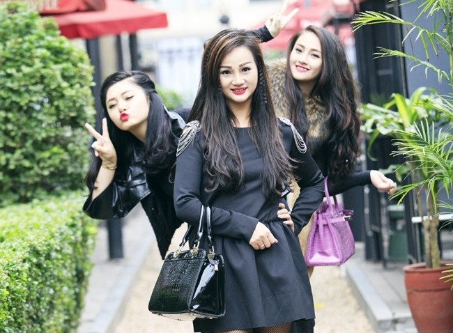 Hương Bella tên thật là Đào Lan Hương (39 tuổi), đang sống tại Hà Nội. Ngắm nhìn những hình ảnh trẻ trung xinh đẹp của người phụ nữ này, khó có thể tin được cô đã là mẹ của hai cô con gái đáng yêu và đã lên chức bà ngoại gần 3 tháng nay.