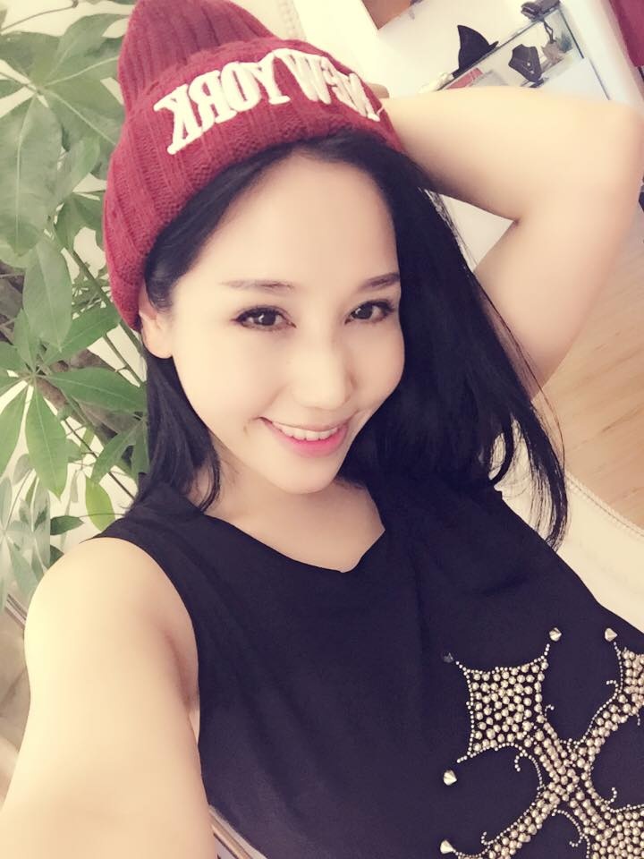 Ở tuổi 39, Khanh Barbie vẫn khiến nhiều người ngạc nhiên với sở thích sưu tầm búp bê Barbie dòng Silkstone. Bà mẹ trẻ cho rằng bí quyết khiến người ta trẻ khỏe mãi đó là luôn giữ một tinh thần thoải mái, cười thật nhiều và được làm những gì mình thích.