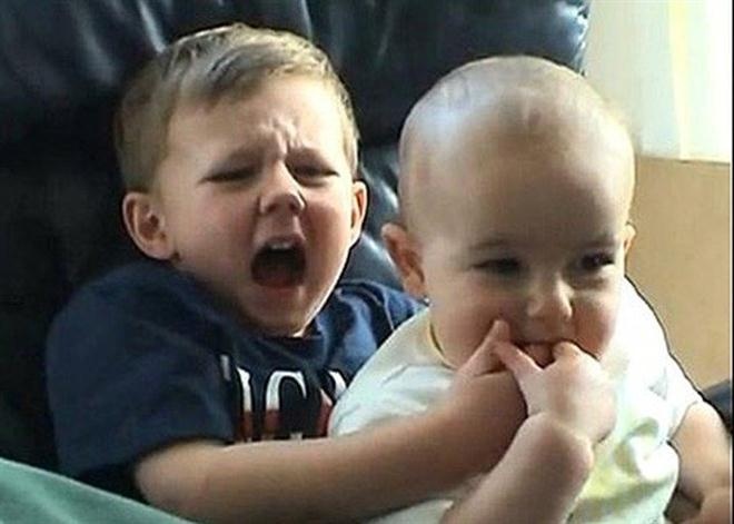 Clip hai nhoc ty can tay gay sot tren YouTube hinh anh