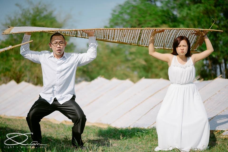 Cô dâu là Bạch Mai, chú rể người Nhật tên là Tomida Kohei. Cặp đôi này từng làm chung tại một cửa hàng Nhật trên địa bàn thành phố. 