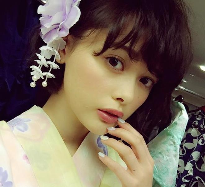 Nét đẹp lai hai dòng máu của người đẹp 9X mang lại sự mới mẻ trong giới showbiz teen Nhật Bản. Cô có đôi mắt to tròn và đôi môi căng mọng khác biệt.