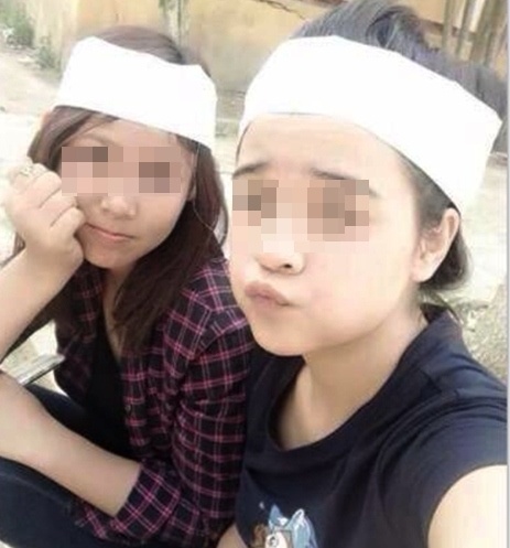 Hình ảnh phản cảm của hai thiếu nữ được cư dân mạng chia sẻ trên mạng xã hội. Ảnh: FBNV.