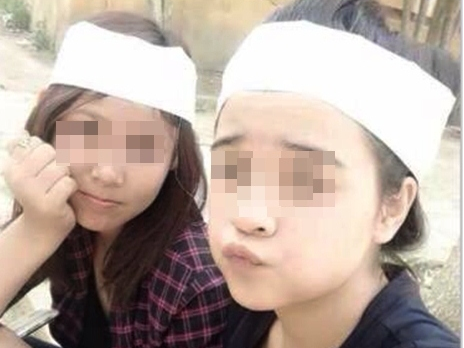 Hai thieu nu quan khan tang chup anh tu suong mong tha thu hinh anh