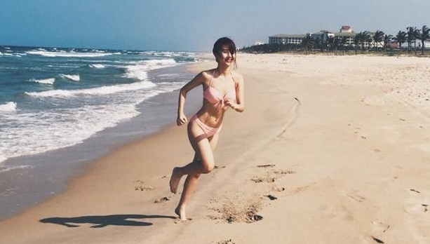 Quynh Anh Shyn khoe dang dep, eo thon voi bikini hinh anh