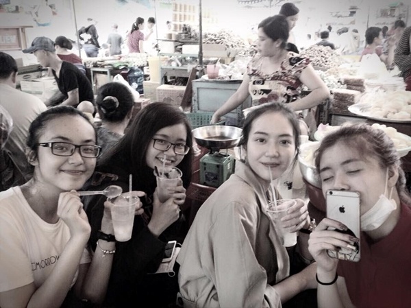 Bảo Trân, Ngọc Quý tụ tập ăn uống vui chơi với bạn bè tại Châu Đốc.