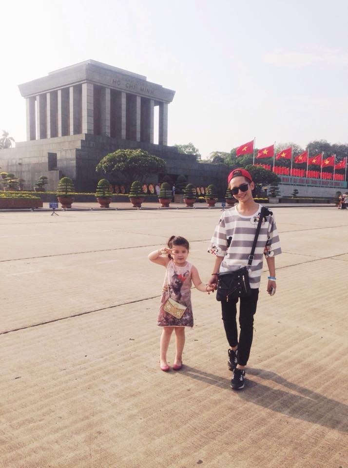 Mùa lễ 30/4 -1/5 năm nay, hot boy Đỗ Hoàng Dương cùng cháu gái của mình đã có những trải nghiệm thú vị tại Lăng Hồ Chủ tịch