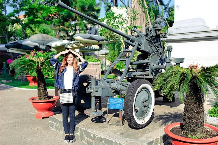 Xuất hiện tại Bảo tàng, cô nàng lựa chọn cho mình trang phục khỏe khoắn, lịch sự với quần jean và áo thun trắng.