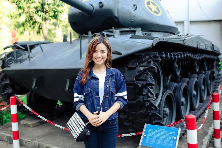 Hot girl Ha Anh tham bao tang TP HCM dip le 30/4 hinh anh