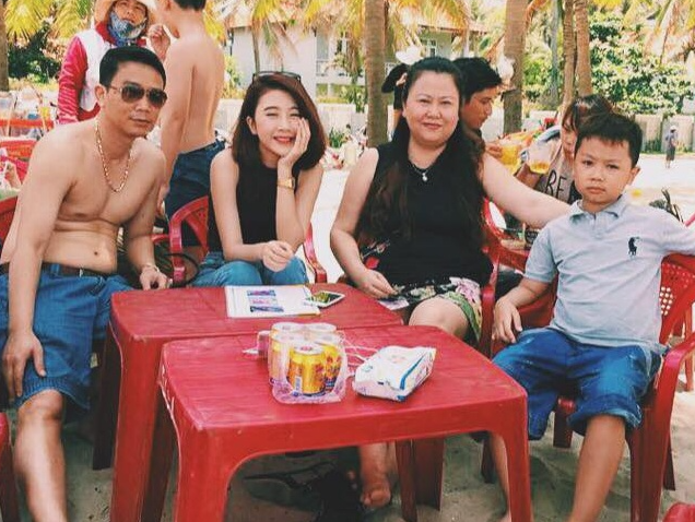 Hot teen Viet hanh phuc ben nguoi than trong dip le 30/4 hinh anh