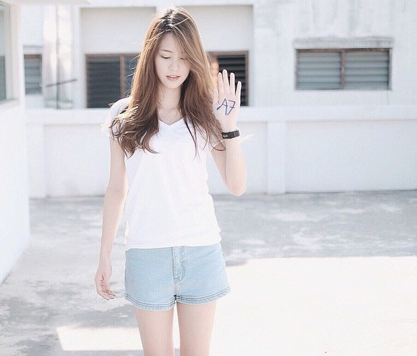 ô nàng còn thích mê những kiểu đồ cá tính nhưng vẫn toát lên vẻ cute, đáng yêu như váy suông, váy yếm, giày thể thao,...