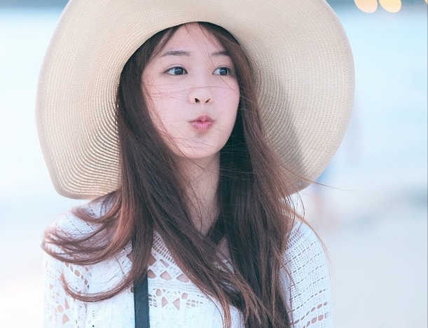 Ngoài gương mặt xinh xắn, nước da trắng hồng, cô nàng còn nổi tiếng nhờ gu ăn mặc cá tính, không hề thua kém sao Hàn Quốc.