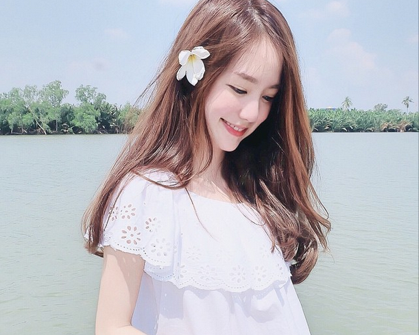 Với ngoại hình nhỏ nhắn như búp bê, Pimtha thường lựa chọn cho mình những bộ trang phục 