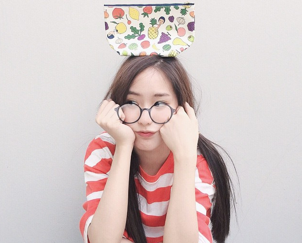 Phong cách của Sora biến hóa liên tục. Những món đồ cô nàng khoác lên người là phản chiếu sinh động về xu hướng mới nhất của giới trẻ Hàn Quốc và thế giới.