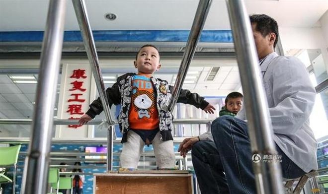 Cau be cut chan nhay tren giuong benh o Ho Bac hinh anh