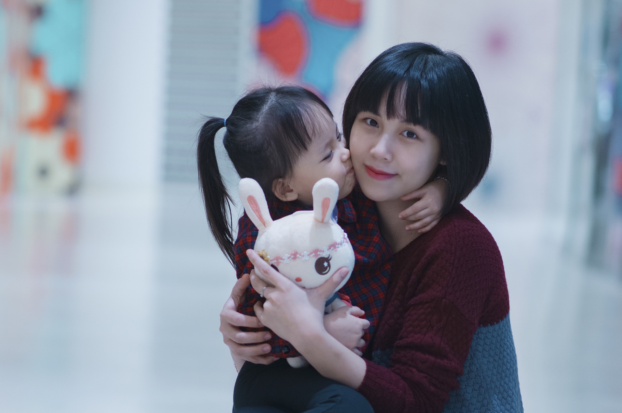 Chị Phương Thanh rạng rỡ bên con gái của mình. Ảnh: NVCC