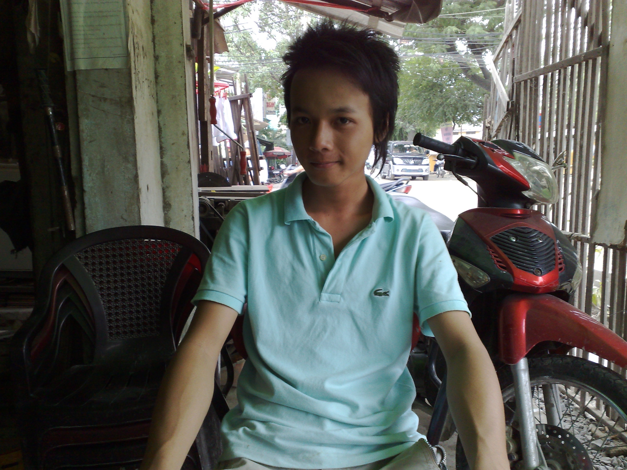 Chán nản chính bản thân mình, anh chàng này quyết tâm thay đổi mình, để tìm kiếm một cuộc sống mới, một công việc tốt hơn.