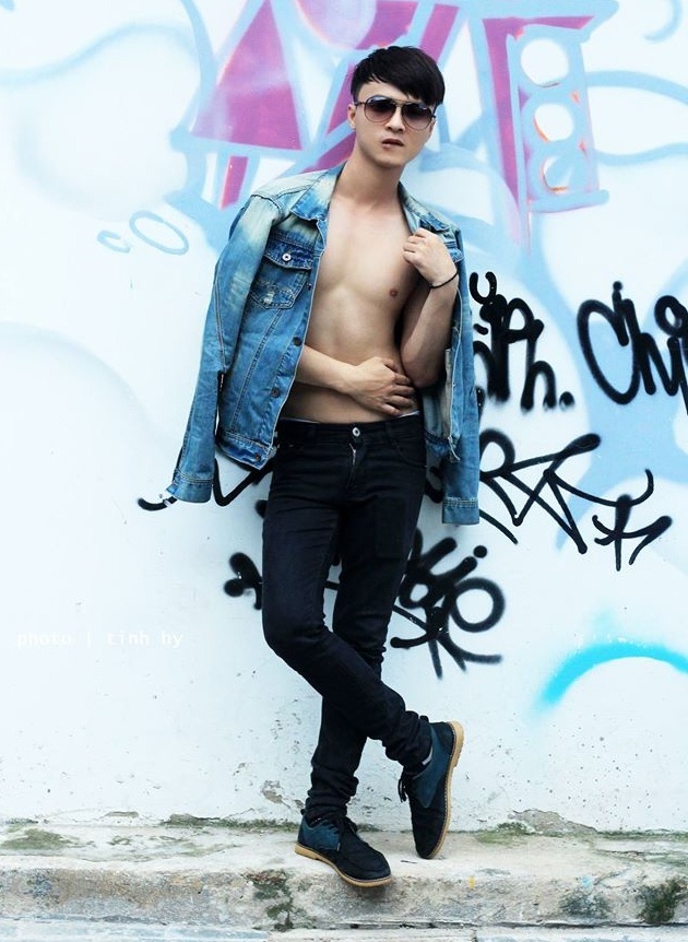 Từ một chàng trai đen nhẻm 45kg, Anh Trương lột xác hoàn toàn với gương mặt nam tính, vóc dáng cân đối với chiều cao 1m75, 65 kg cùng số đo 3 vòng 90-74-90.