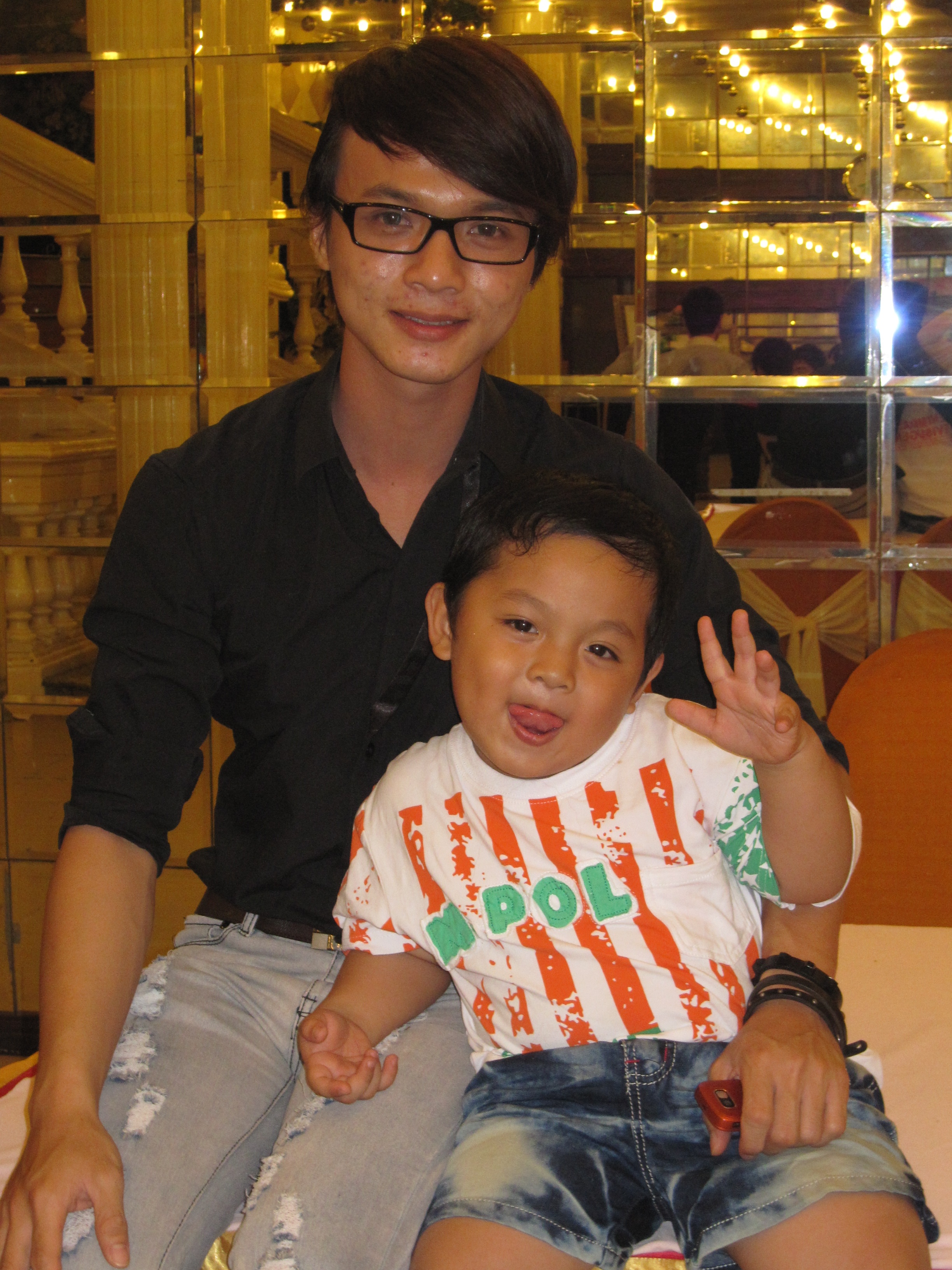 Không chỉ sở hữu thân hình gầy gò, Trương còn bị bạn bè cô lập bởi sức khỏe yếu ớt, suốt ngày ốm đau vì 