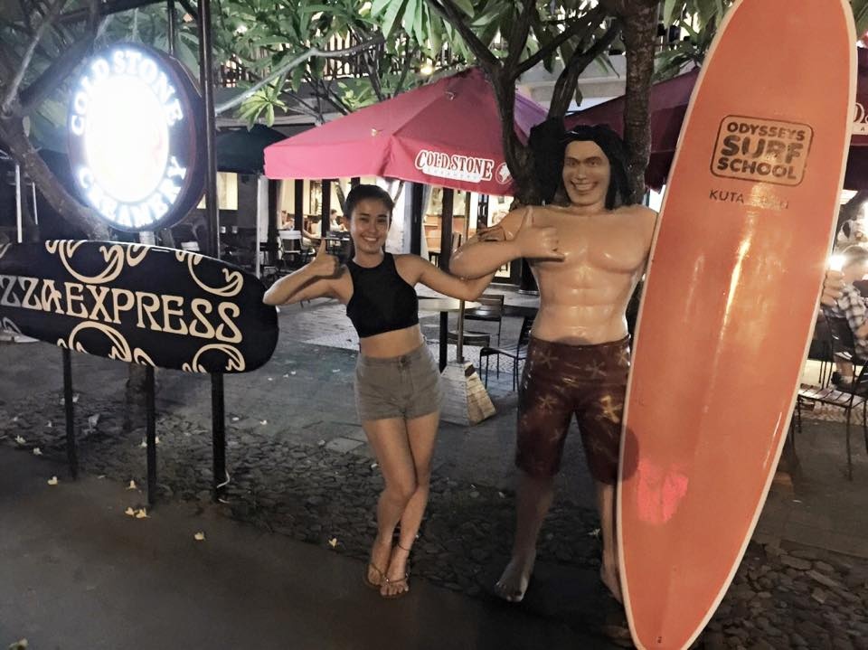 Hot girl 9x cho biết: “Bali là một vùng đất tuyệt vời với cảnh sắc thiên nhiên lộng lẫy, con người chan hòa, thân thiện, đặc biệt Thảo cực kì ấn tượng với những món ăn lề đường tại Bali, rất hợp vệ sinh và ngon miệng”.