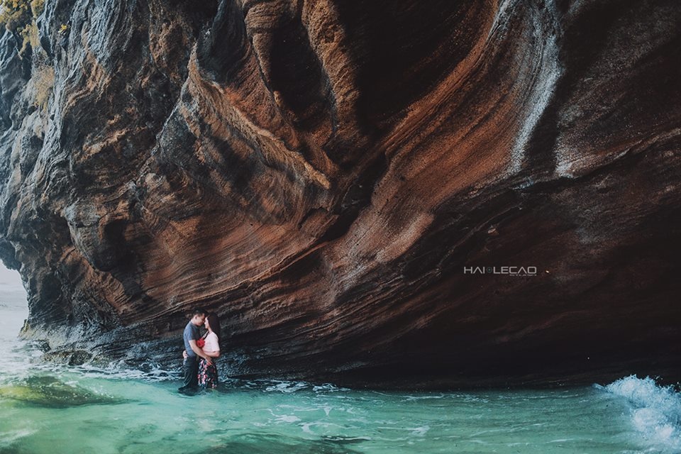 Chú rể Trần Bảo Anh (sinh năm 1988) và cô dâu Ngô Quỳnh Anh (sinh năm 1991) hiện đang làm việc tại ngân hàng 