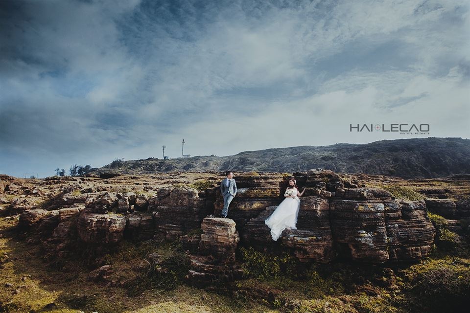 vì cả hai đều có sở thích chung là du lịch, đặc biệt hơn là cùng nhau khám phá những vùng đất mới mà cả 2 chưa từng đặt chân tới. Sau khi tham khảo rất nhiều địa điểm thì Lý Sơn là nơi mà chúng tớ cảm thấy ưng ý nhất, chắc cũng một phần do tính cách của cả hai đều muốn mang sự hung vĩ, mới lạ và có chút dữ dội của nơi có sự giao hòa của biển và núi