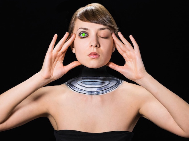 Trong hình, cái đầu dường như bay lơ lửng tượng trưng cho smart phone sạc pin không dây. Những nét hoạ tinh tế đánh lừa hoàn toàn thị giác của người xem. Ảnh: My Modern Met.