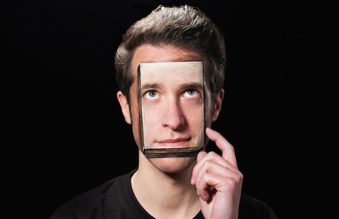 Theo My Modern Met, tháng 4/2015, 9X gây xôn xao với những mẫu vẽ body-painting chủ đề con người và công nghệ. Cô sử dụng kỹ thuật khắc hoạ và trang điểm thuần thục trên gương mặt và cơ thể. Ảnh: My Modern Met.