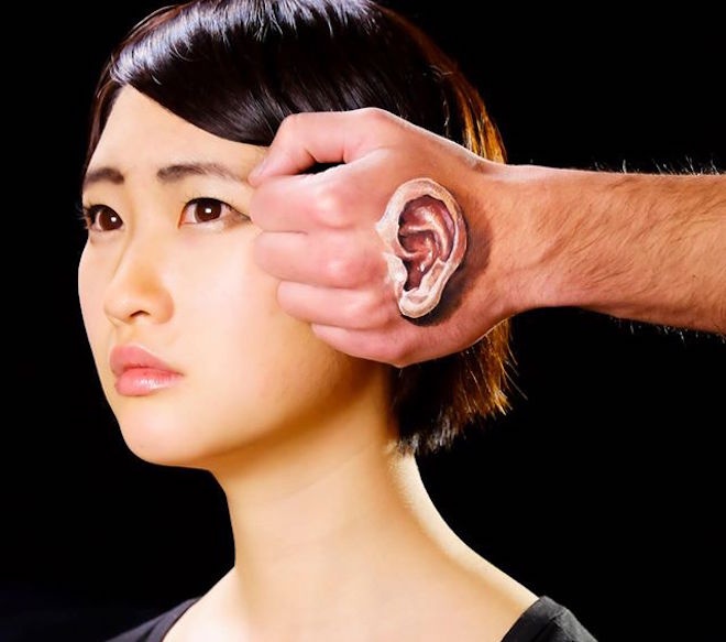 Hikaru Cho, sinh năm 1993 tại Tokyo (Nhật Bản), theo đuổi phong cách nghệ thuật độc đáo. Cô nàng hiện theo học trường Musashino Art University chuyên ngành thiết kế truyền thông thị giác. Trong hình chính là cô làm mẫu cho tác phẩm của mình. Ảnh: Telegraph.