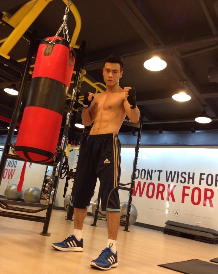 Dạo gần đây, hình ảnh  một anh chàng điển trai với thân hình 6 múi được cộng đồng mạng chia sẻ nhiều.  Chủ nhân của những bức ảnh đó là Nguyễn Tiến Huy (sinh năm 1987) hiện là huấn luyện viên thể hình tại Hà Nội. 