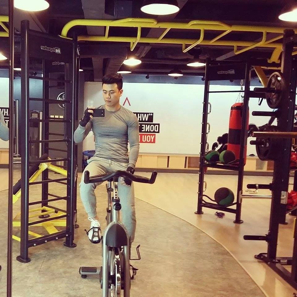 Với mong muốn có một body chuẩn mình tự lên mạng tìm hiểu và tập luyện nhưng không có kết quả. Sau đó, một người anh và sau này là thầy của mình đã chỉ bảo và hướng mình theo nghề HLV thể hình này.