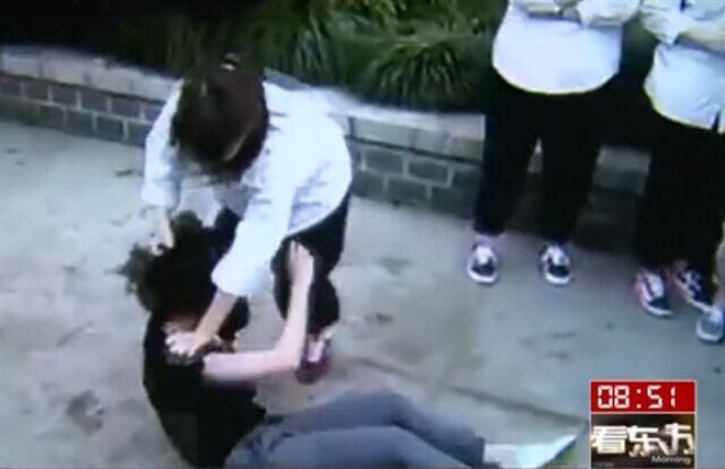 Nu sinh danh ban cung lop vi ghen tuong hinh anh