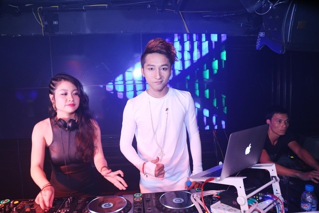 Bản sao của Sơn Tùng lột xác hoàn toàn khi xuất hiện tại quán Bar Hà Nôi. Ảnh: NVCC.