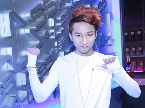 Ban sao Son Tung M-TP dien tai bar voi cat-xe 5 trieu hinh anh