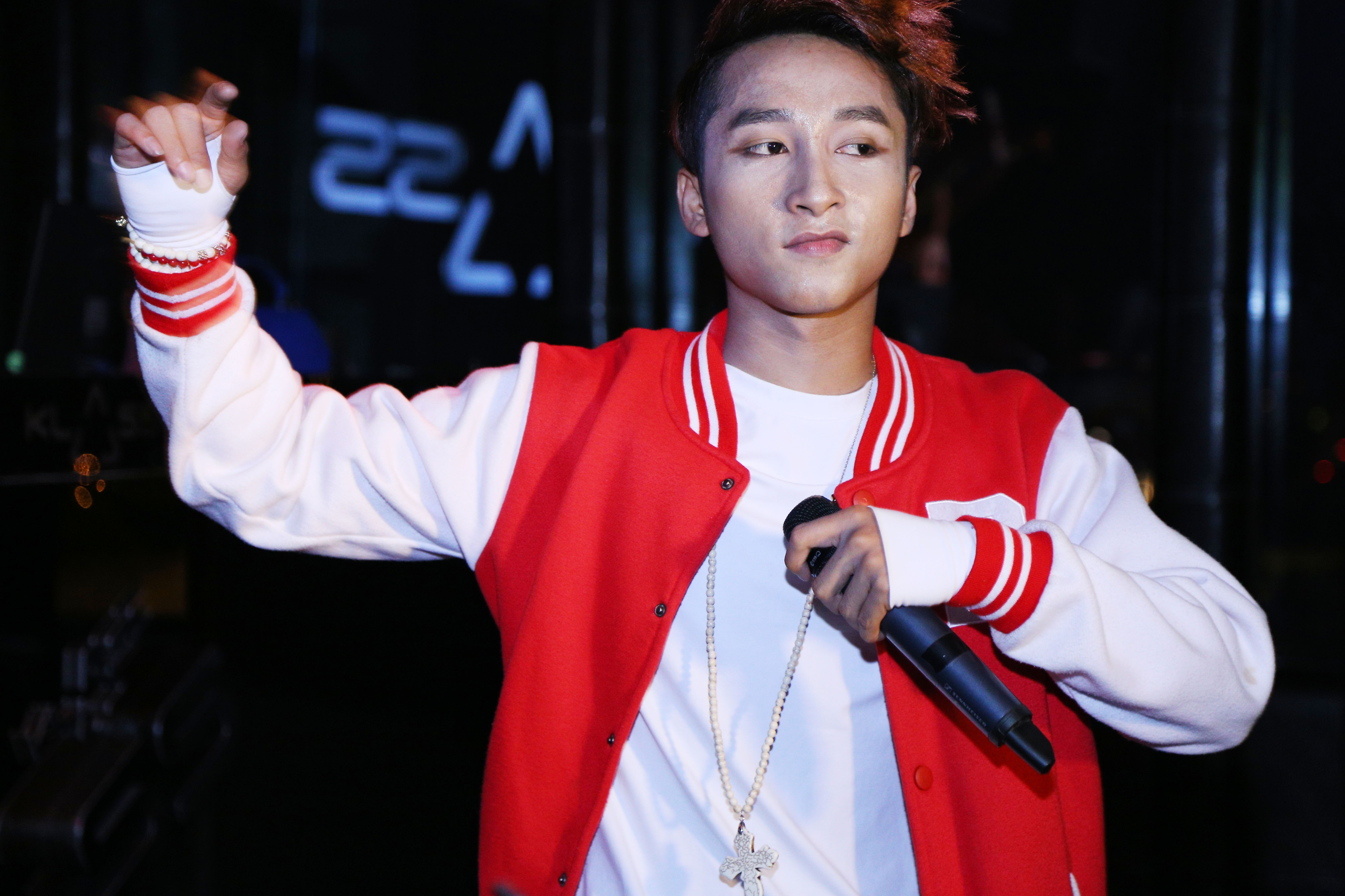 Sau phần trình diễn đó, Viễn Thiện nhận được mức cát-xê là 5 triệu đồng. Số tiền này bằng cả một tháng lương làm bảo vệ của Thiện trước đây. 