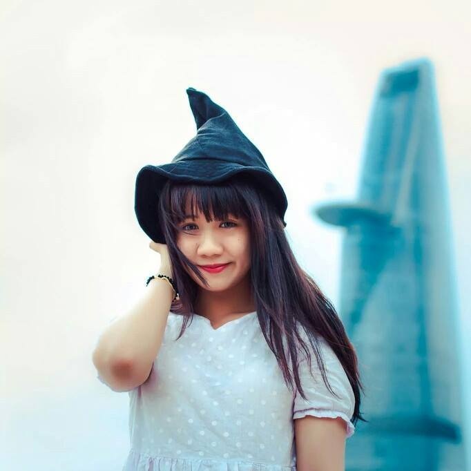 Hiện tại, Phương Khanh sở hữu khuôn mặt xinh xắn với chiều cao 1,65 m và cân nặng 50 kg.