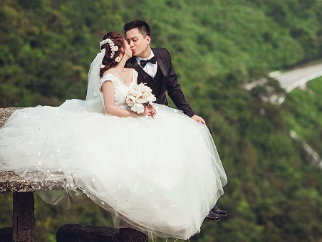 Anh cuoi tren dinh deo Hai Van cua cap doi Tra Vinh hinh anh