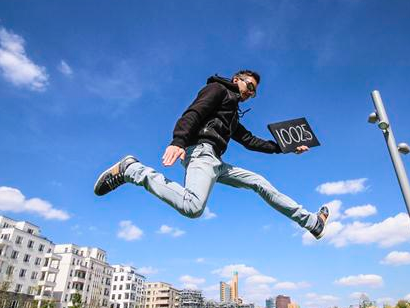 Cap doi bo viec di du lich vong quanh the gioi hinh anh