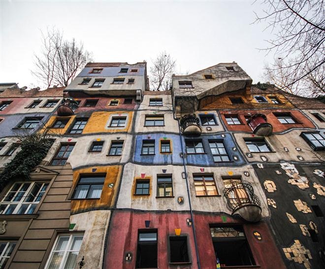 Họ đã bán nhiều đồ đạc, đóng gói những thứ cần thiết vào 4 chiếc balo và lên đường. (ảnh: Boredpanda)